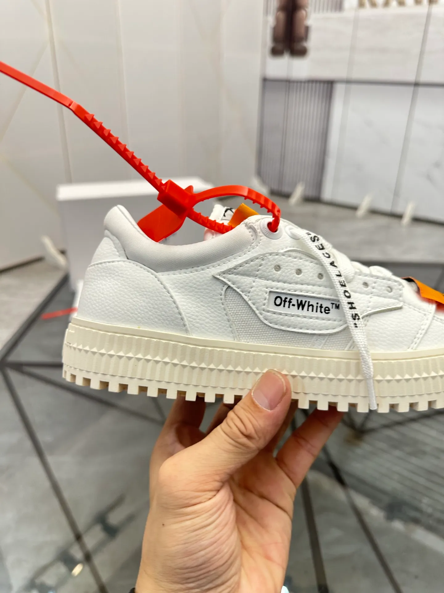 Selling men's shoes 💰: 💰P500¥ High-end top quality Product trademark: OFF WHITE *"OFF WHITE*" low-top casual shoes Regular size: 35-45 (can be customized to 46) Couple style Product materials: Upper imported first-layer cowhide stitched with original fabric, genuine leather lining, original outsole. No.: H203